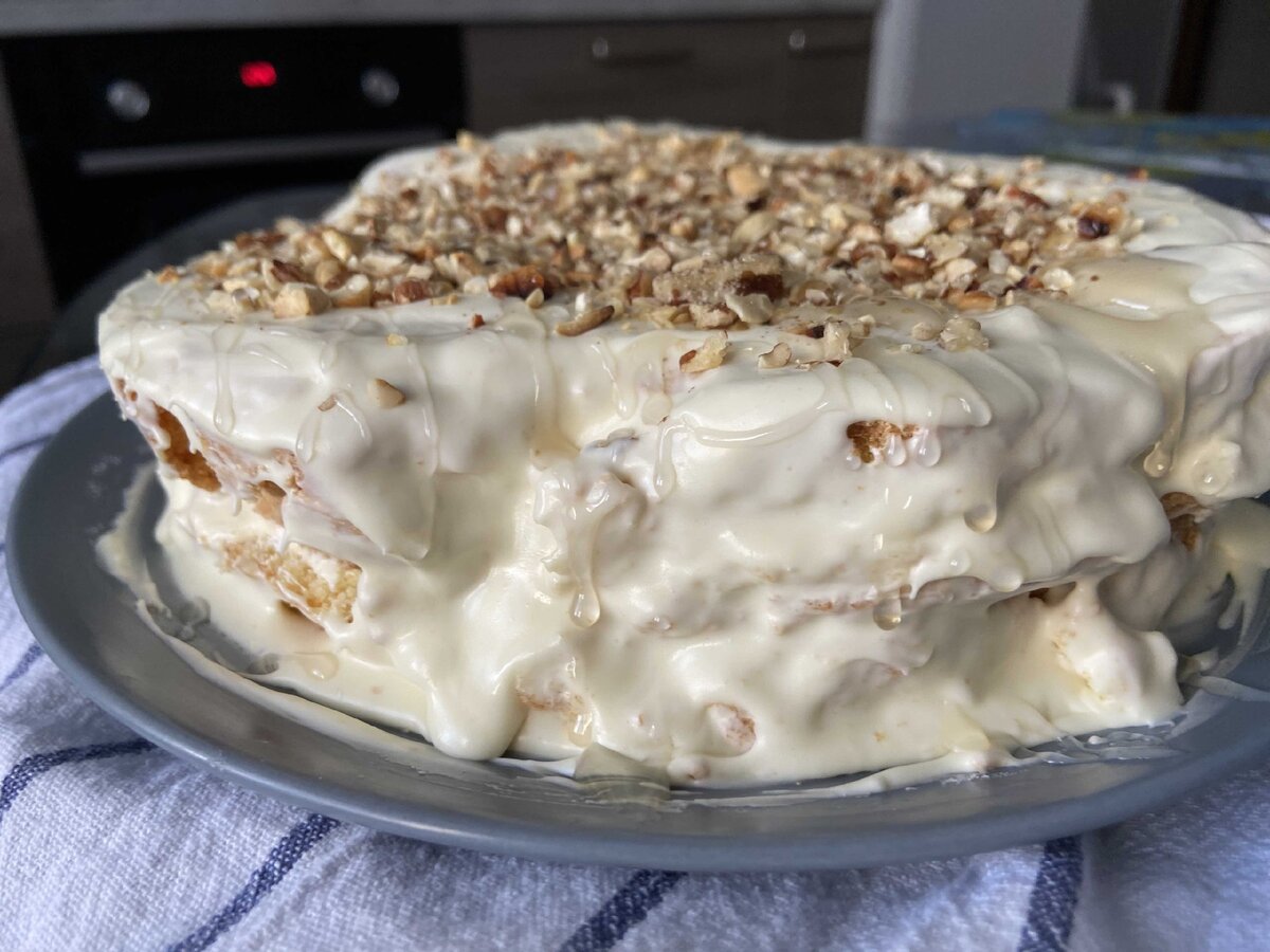 Бисквитный торт с дробленным орехом и меренгой