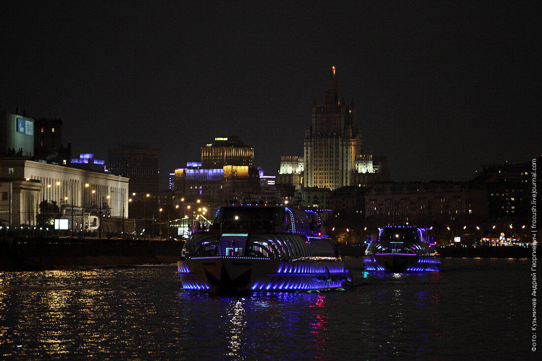 Москва экскурсии ночью. Теплоход Рэдиссон по ночной Москве. Ночная Москва река Рэдиссон. Теплоход Москва река ночь. Прогулки по Москве реке вечером Рэдиссон.