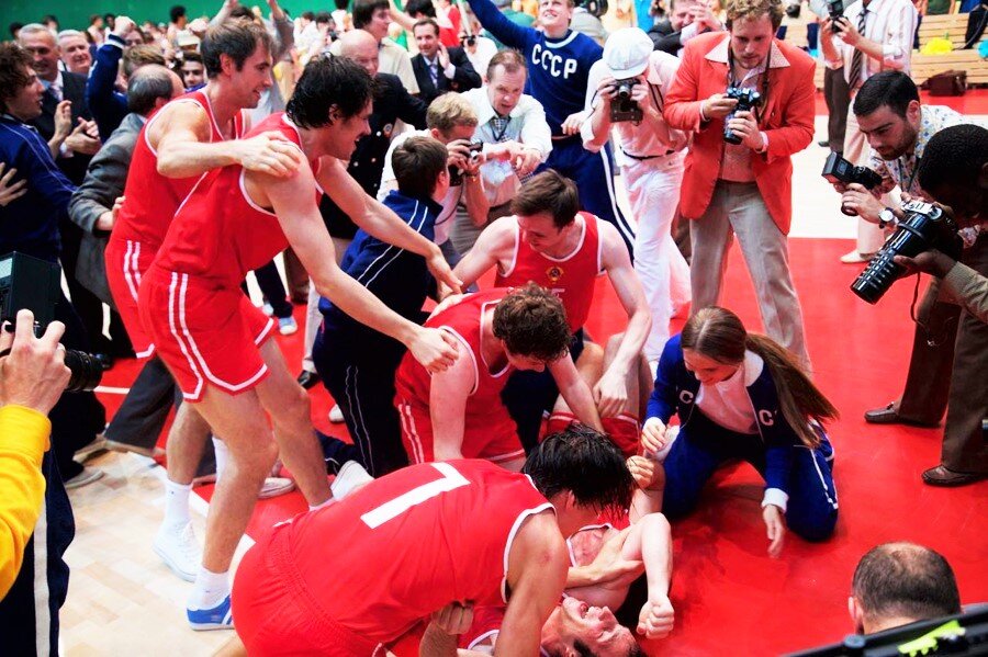 Кадр из фильма «Движение вверх» («Централ Партнершип»).