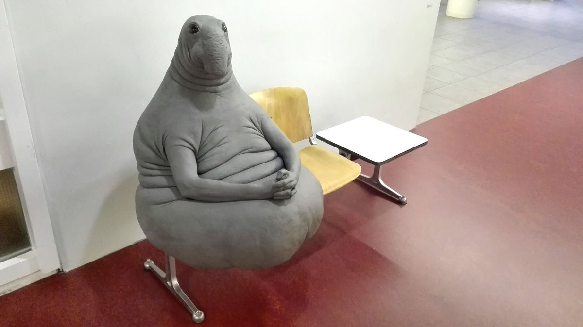 Скульптура Маргрит ван Бреворт «Homunculus Loxodontus», или просто Ждун. Фото взято с сайта daily.afisha.ru