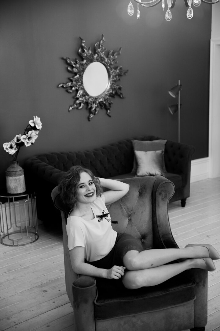 Нас переполняют осколки прошлого. Мы пытаемся выдохнуть свою жизнь и вдохнуть её в другого человека. Корим себя. Прощаем. Расстаемся с собой обманывая свой рассудок. Мы выблевываем внутреннюю боль ежесекундно, разрушая жизни вокруг. Свою, ваши. Мы любим доизнеможения изнемогая. Нам не становится легче. Мы скупея скучаем по молодости и никогда действительно по детства. Ломаемся. Собираемся по частям. Саморазрушаемся и так по кругу, в системе. ⠀
Такие эмоции и мысли окутали меня после просмотра чувственного фильма " Он и Она ( Mr & Mme Adelman)."
Очередная история, про то, какие мы женщины фантазерки. Жертвенные. Способные сделать всё для любимого мужчины боясь его потерять.
⠀
Порой самопожертвование разрушает нас, но иногда делает многограннее, интереснее, живее. Ведь в действительности, как-бы стереотипно это не звучало: "женщина это шея, а мужчина голова". И если смотреть снизу вверх шея всегда впереди.
⠀
Мы обожаем вдохновлять мужчин и вдохновляться ими. Правильный мужчина, как идеальная книга: переполняет эмоциями, собирает по полочкам мысли, влюбляет в сюжет. Хотя, я вру, мысли разметывает во все сторона, отправляя их "к черту на куличики".
⠀
Наверное, женщинам чтобы быть счастливыми нужны многие эмоции. Страсть, ненависть, обожание, восхищение, головокружение от чувств. Беспомощность чтобы разобрать и смаковать каждую эмоцию по отдельности.
⠀
Иногда мы устаем от этого круговорота проживаемых переживаний и от любимых мужчин уходим к удобным. Отдохнуть, расслабить нервную систему, тихо бояться полноты и глубины своей любви.
⠀
Мы эмоциональные маньяки, почти все. Зачастую делаем выбор в пользу эмоций не смотря ни на что.
⠀
Влюбиться так, чтобы голова креативила, но не творила, а вытворяла. Это про нас.
Даже иногда без грусти, агрессии, боли, мы, женщины начинаем скучать и уходить в себя. А это начало конца.
⠀
Если женщина, свято верит что её мужчиной можно восхищаться, она сделает всё чтобы он добивался её снова и снова
⠀

