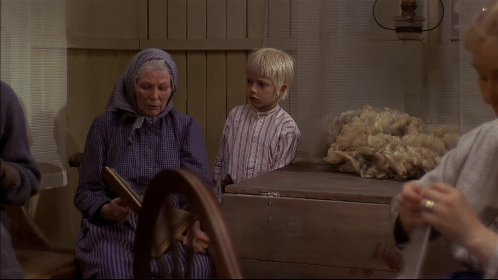 Крейзи-Майя что-то рассказывает. Кадр из сериала.