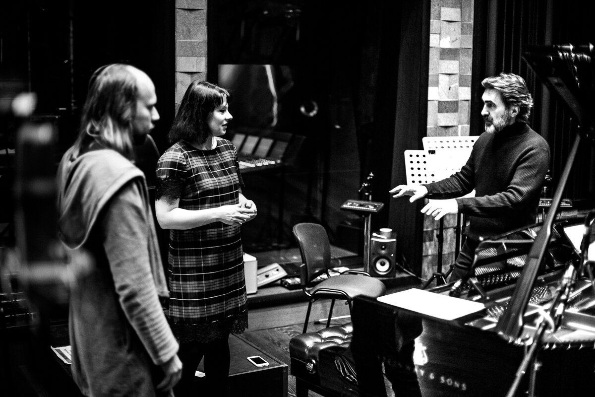 Запись альбома на студии "Синелаб"  в Москве. Звукооператор Яков Захваткин, Екатерина Мечетина и Вячеслав Бутусов планируют захват мира. Фото Галарины Моисеевой