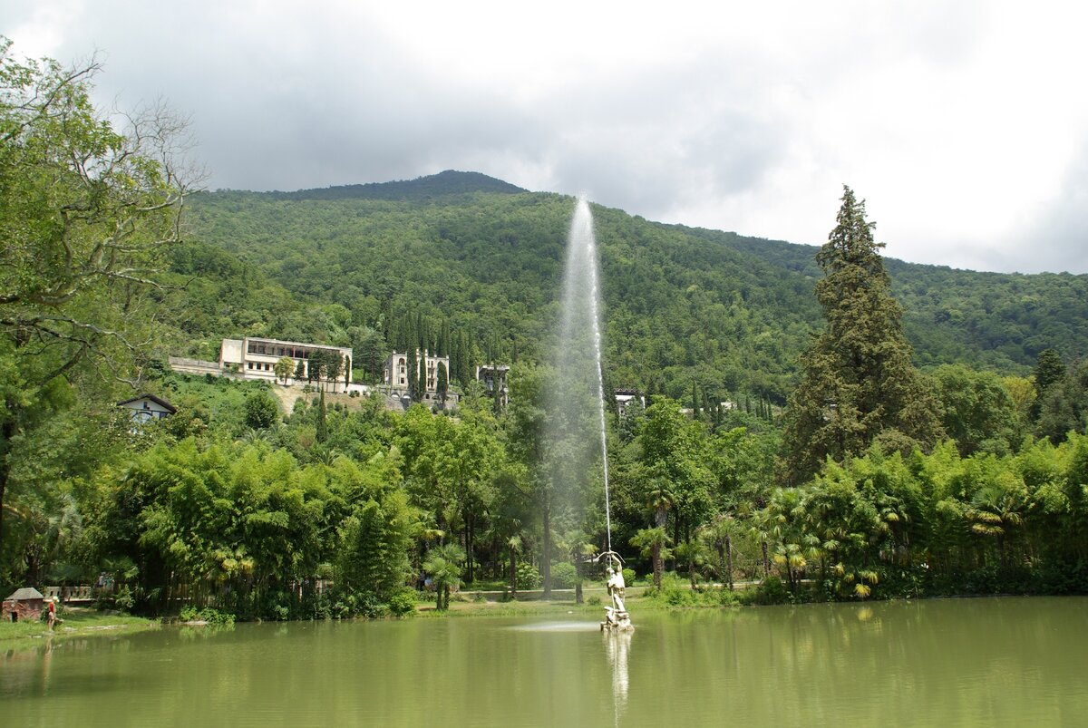 Красивейший парк принца Ольденбургского в Гагре (фото автора).