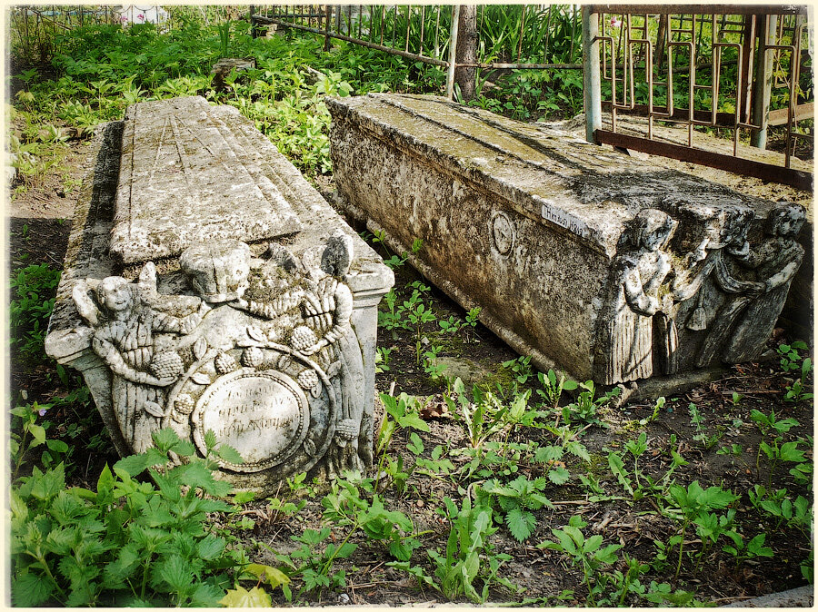  Фото взято из интернета.Некрополь купцов Ливенцевых.