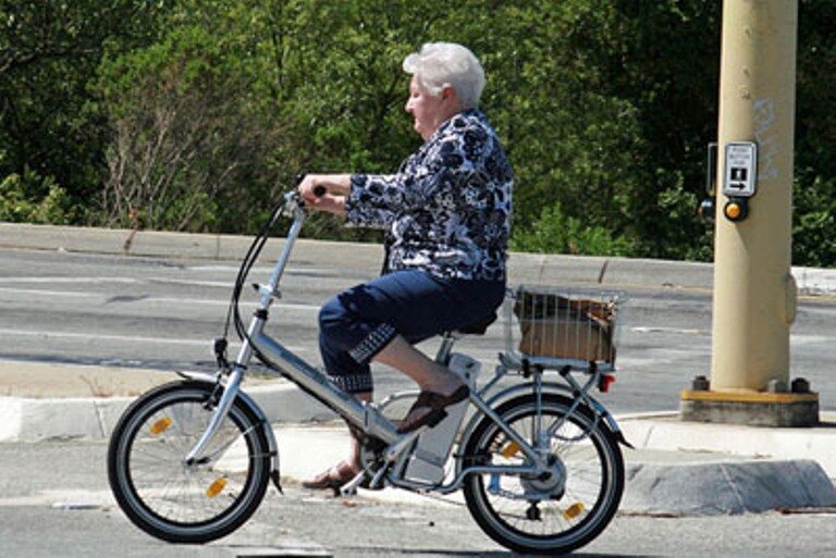 Купить электровелосипед для пожилых людей. Велосипед для пожилых людей. Электровелосипед для пожилых. Трехколесные велосипеды для пожилых людей. Велосипед для инвалидов.