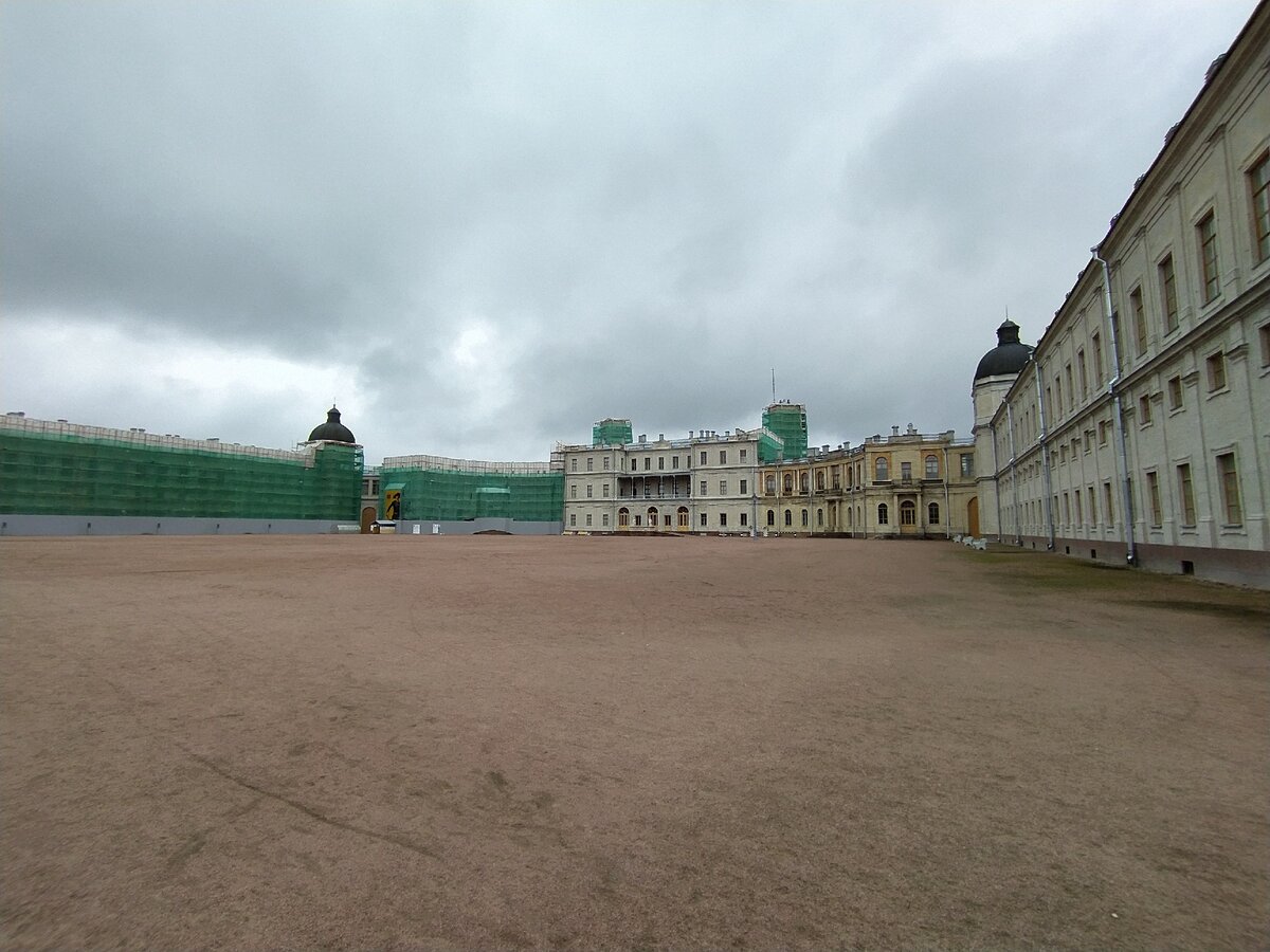 На плацу Большого Гатчинского дворца Павла I. Здесь и далее фото автора