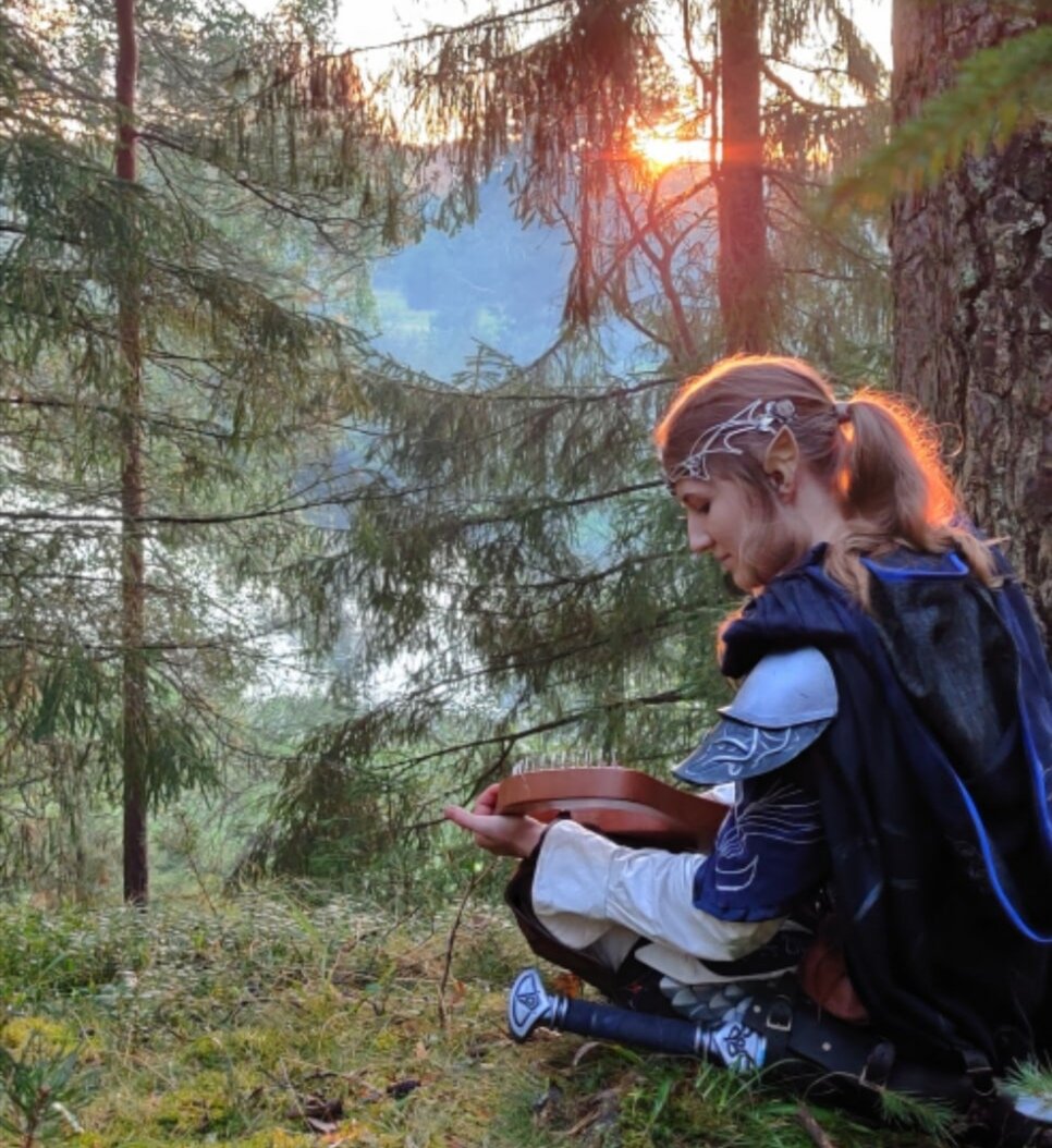 Эльфика с лирой на игре ПРИ Вархаммер 2020