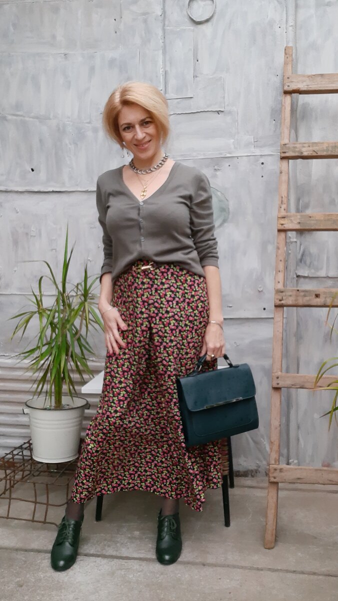 Кардиган и юбка.