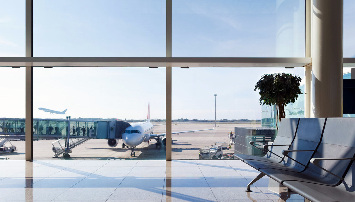 Фото с самолета с окна в аэропорту