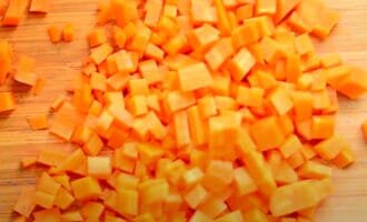 Морковь также чистим, моем и нарезаем небольшим кубиком.
