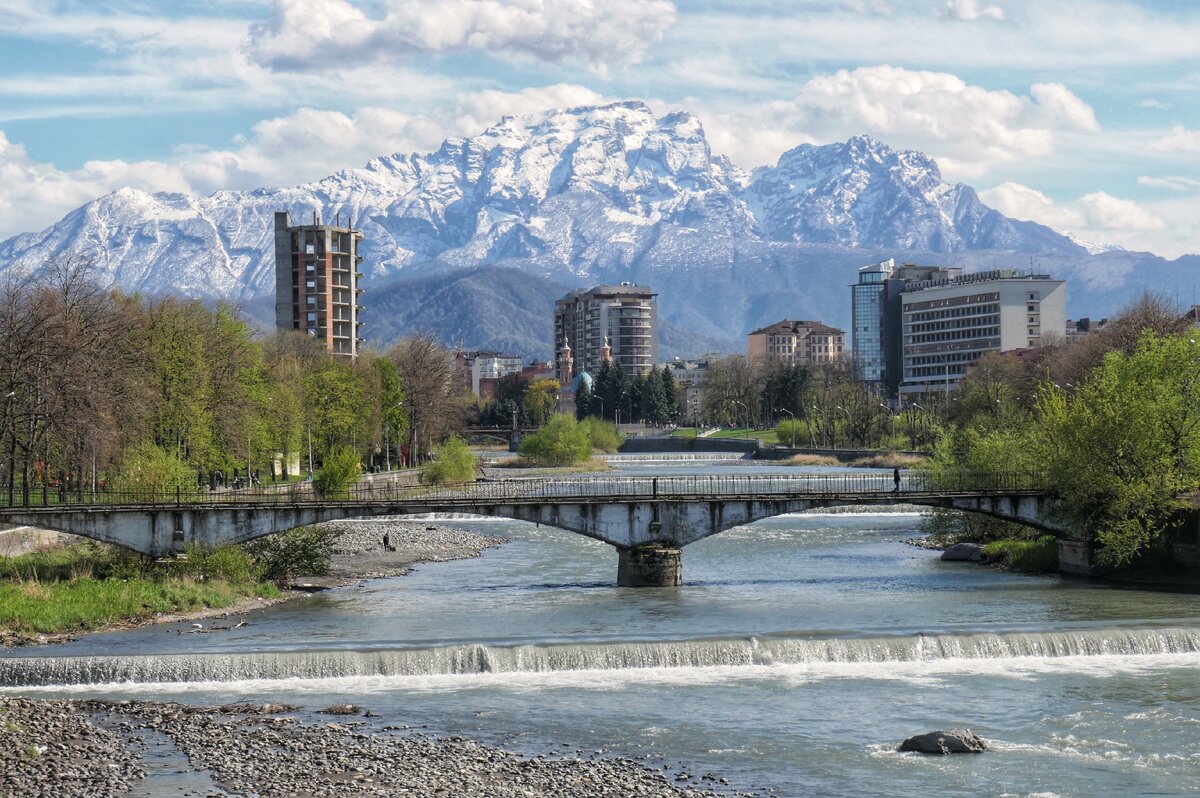 Река Терек, мечеть Мухтарова и заснеженные вершины Кавказских гор. 