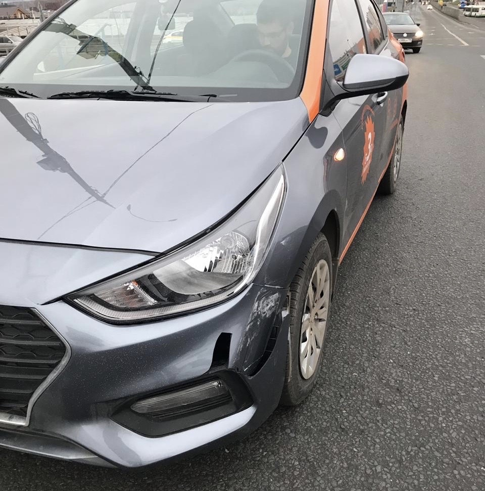 Перестраивался, залип в телефоне и ударил...