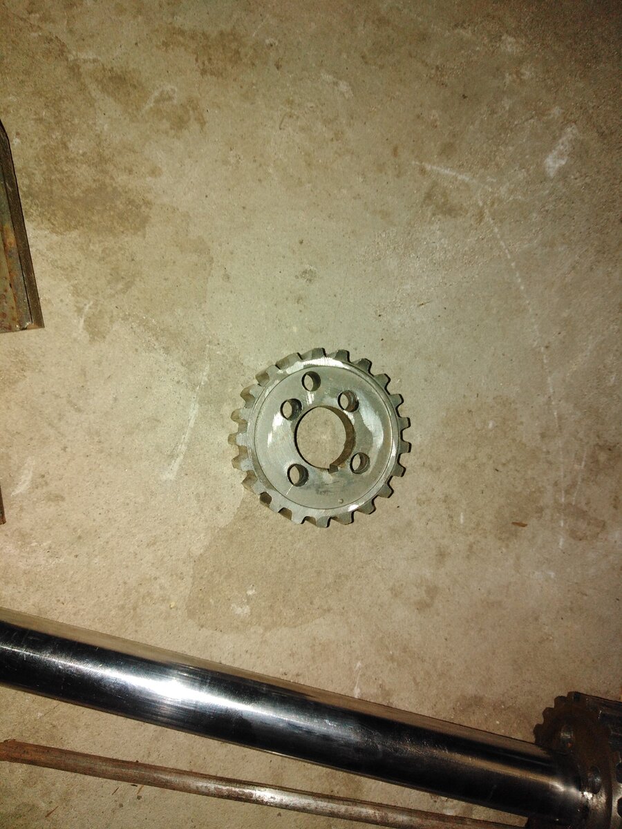 отверстия в шестеренке, ближе к центру.