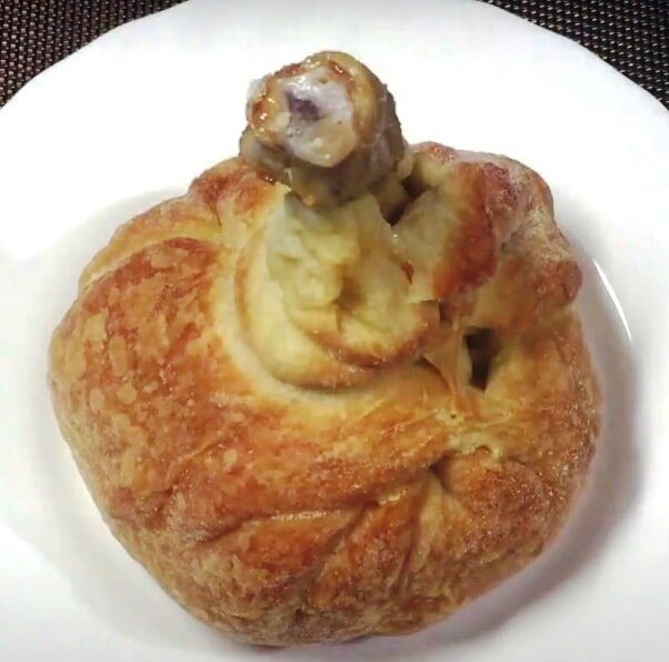 Куриная голень в мешочке из теста.