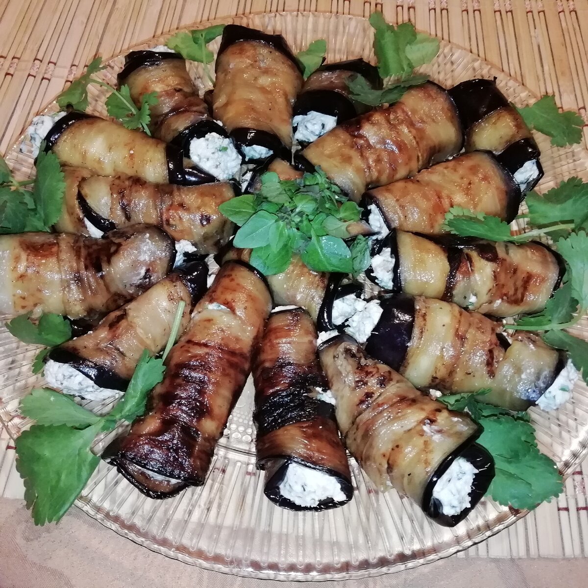 Рулетики из баклажанов по-грузински с грецкими орехами.