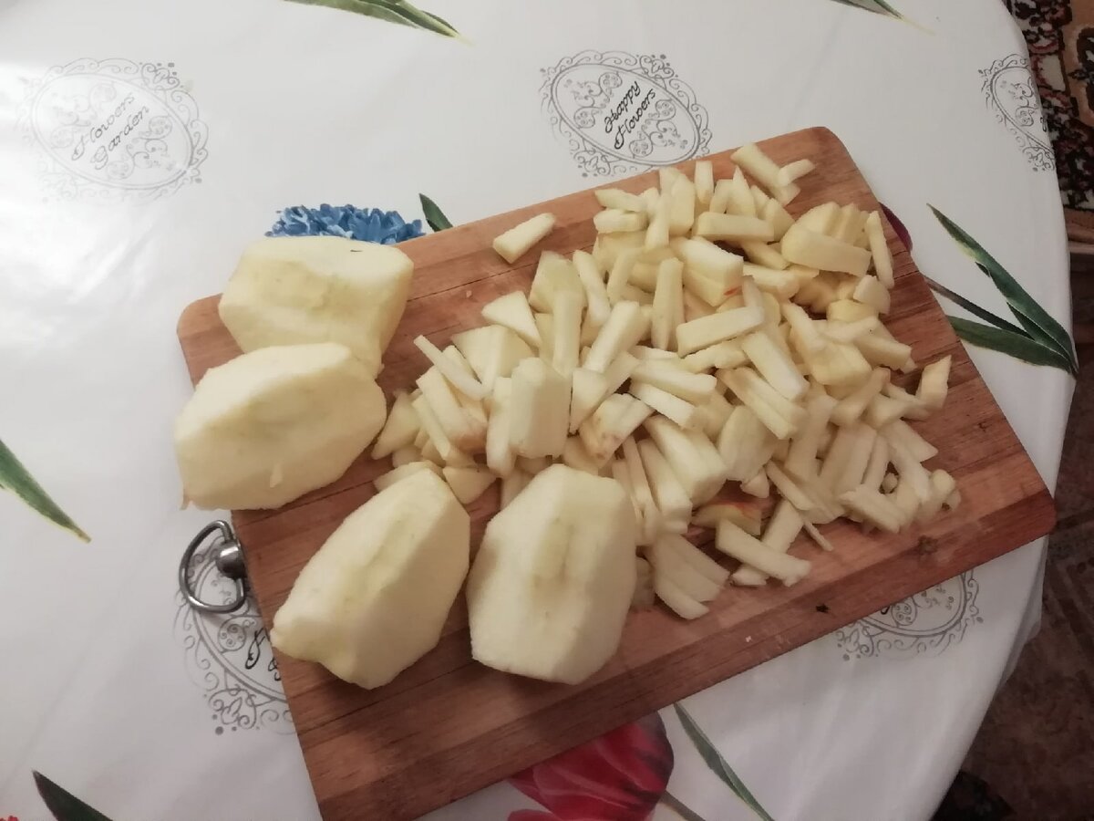 Очищеннные и нарезанные яблоки.