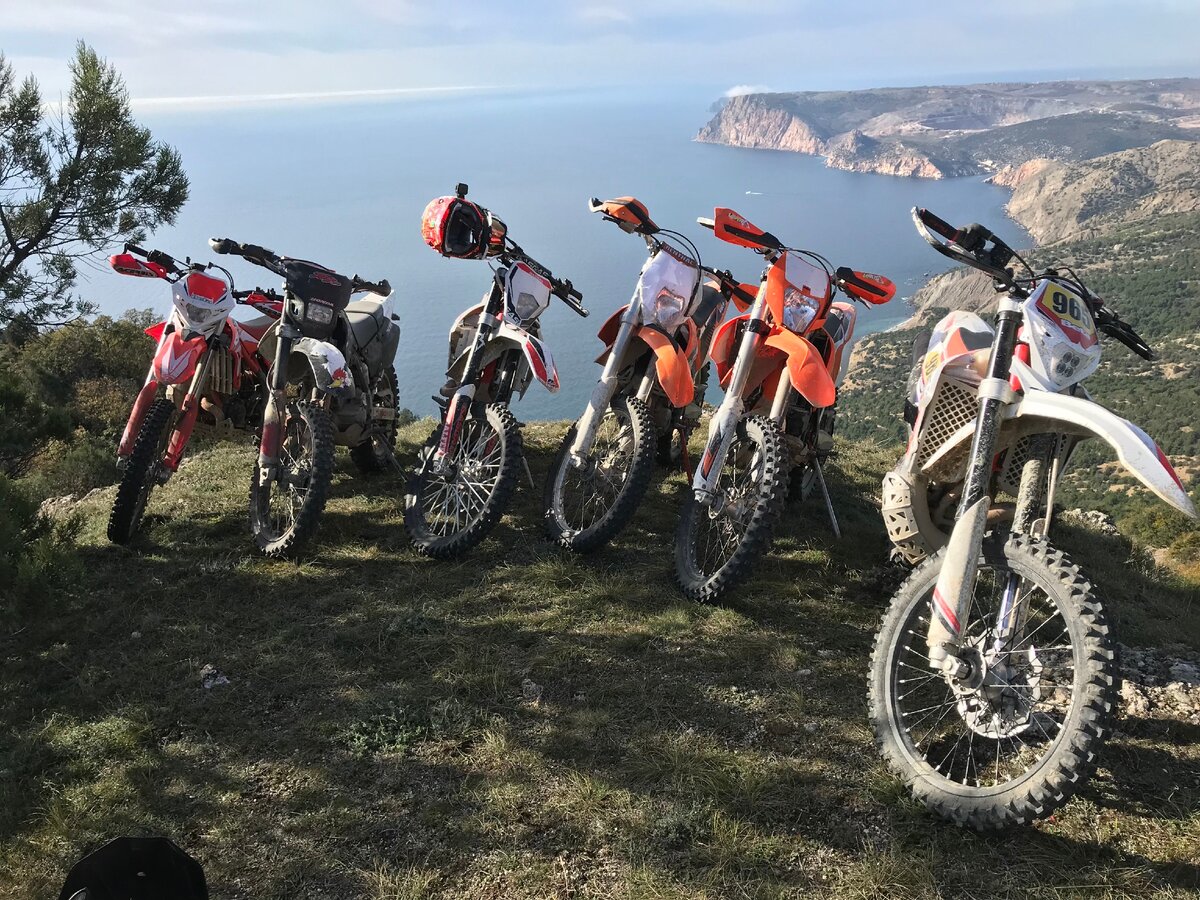 Все как один - переобуты и бронированы для горного рельефа)).