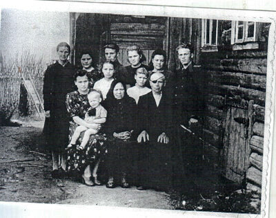 На этом фото она сидит в центре.