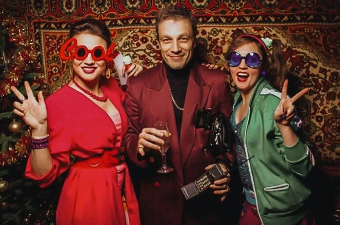 Вечеринка в стиле 90-х. Все помнят главные атрибуты?