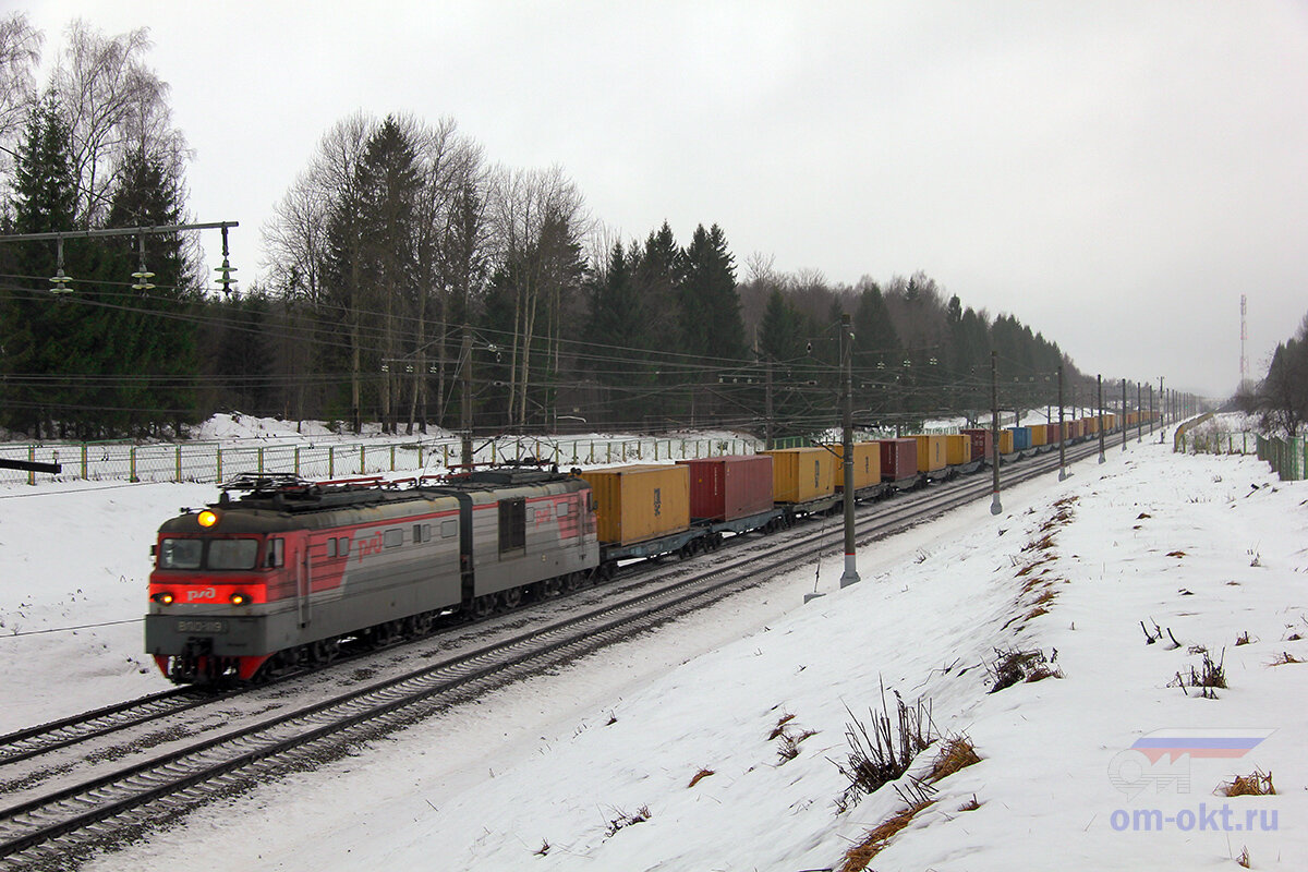 2. Электровоз ВЛ10-1119 с контейнерным поездом на перегоне Спирово - Калашниково