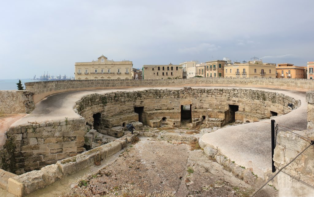 Развалины города Тарент. Современный город Таранто на юге Италии. Фото из свободных источников.