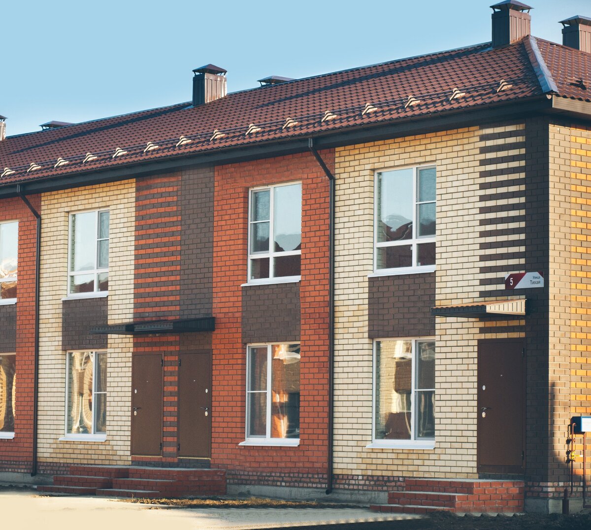 Угловые тауны рулят - земли больше. Забора и беседки пока нет