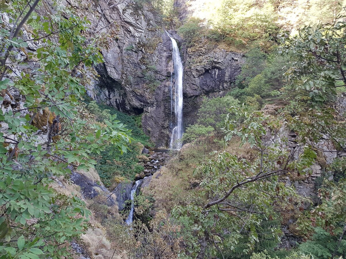 Даже в осенний период этот водопад удивляет своей красотой😍