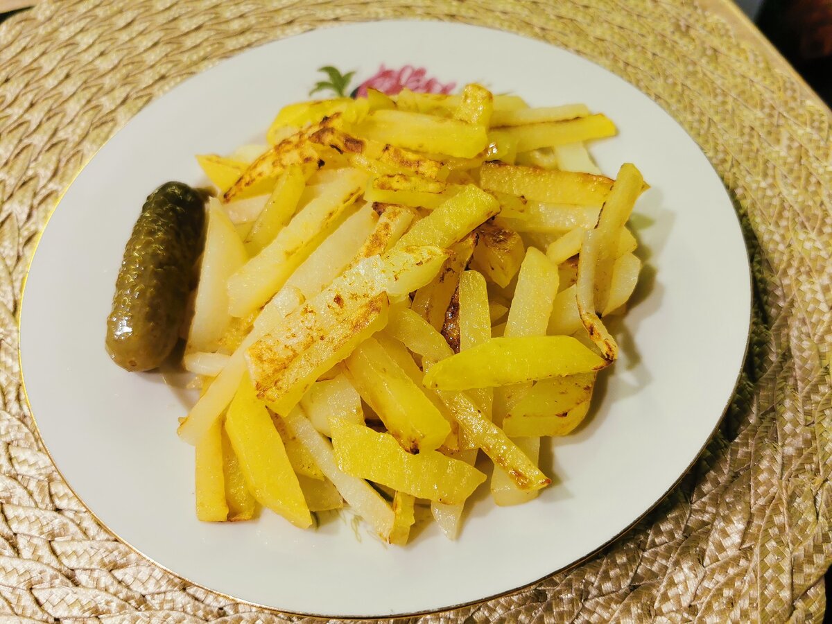 жареная картошка на тарелке фото