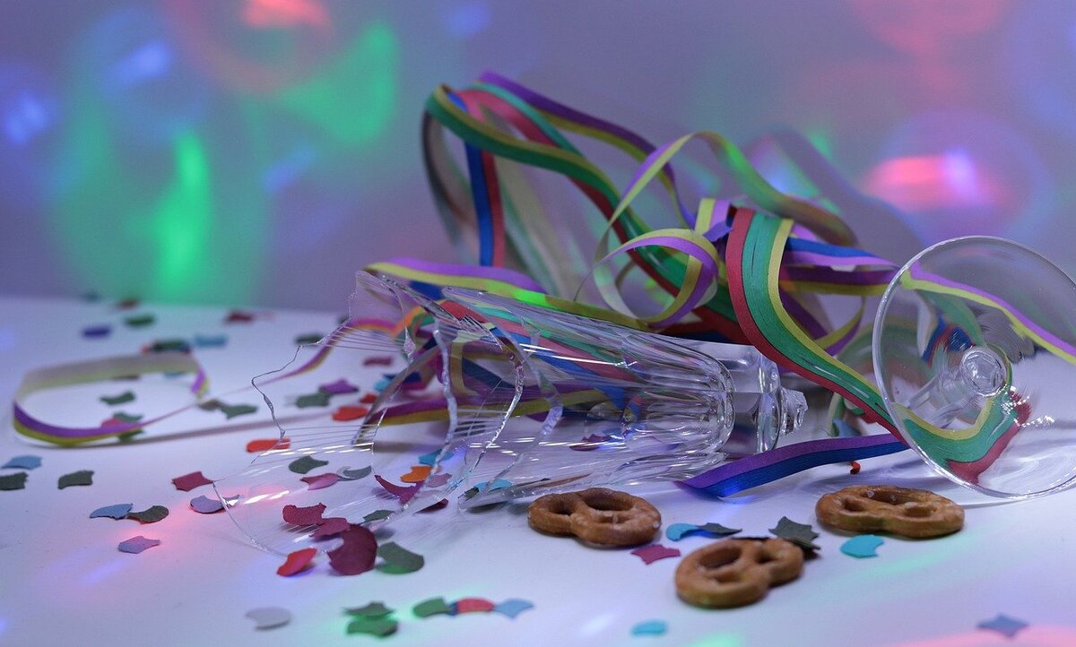 Почему звучит бокал, когда трёшь мокрым пальцем по его ободку?