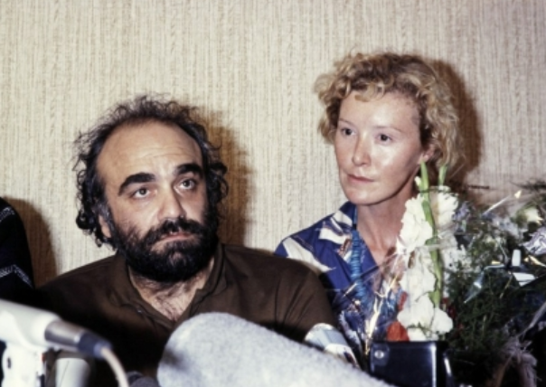 Руссос с невестой сразу после освобождения. Фото: Pinterest