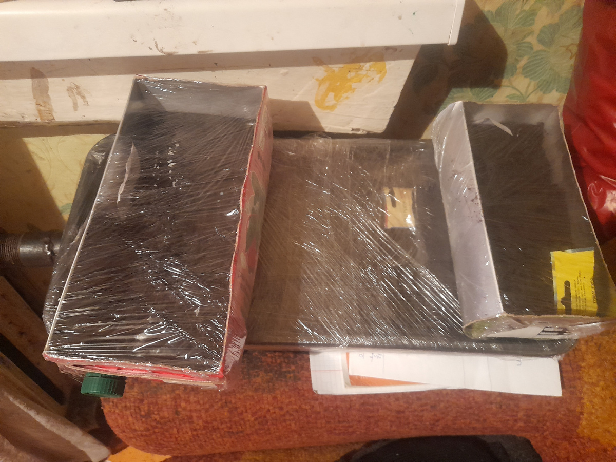 Сею томаты и перцы в большие коробки из под сока. 