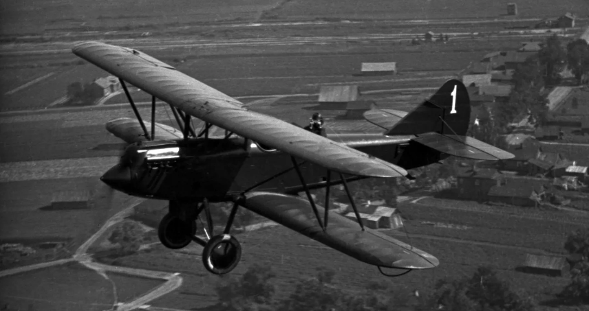 Самолёт-разведчик Р-5, на таких тогда летали. В морской авиации имел поплавки вместо шасси.