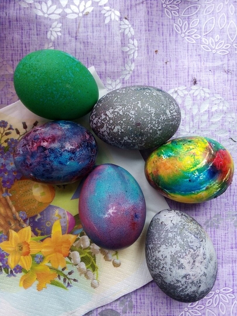 Самый крутой способ с чаем каркаде. Во-первых, руки не мажет после покраски, а во-вторых, все яйца разные получаются. Личное фото автора.