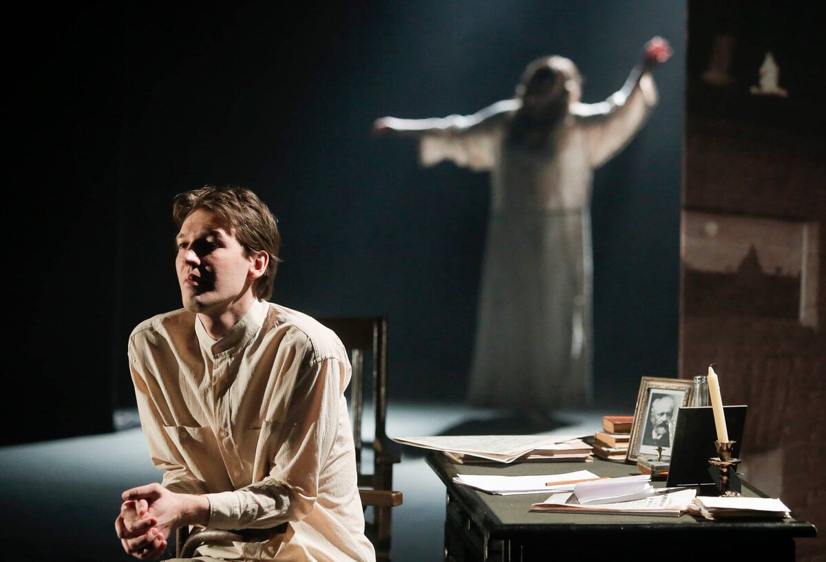 Сцена из спектакля «Мифический муж и его собака»