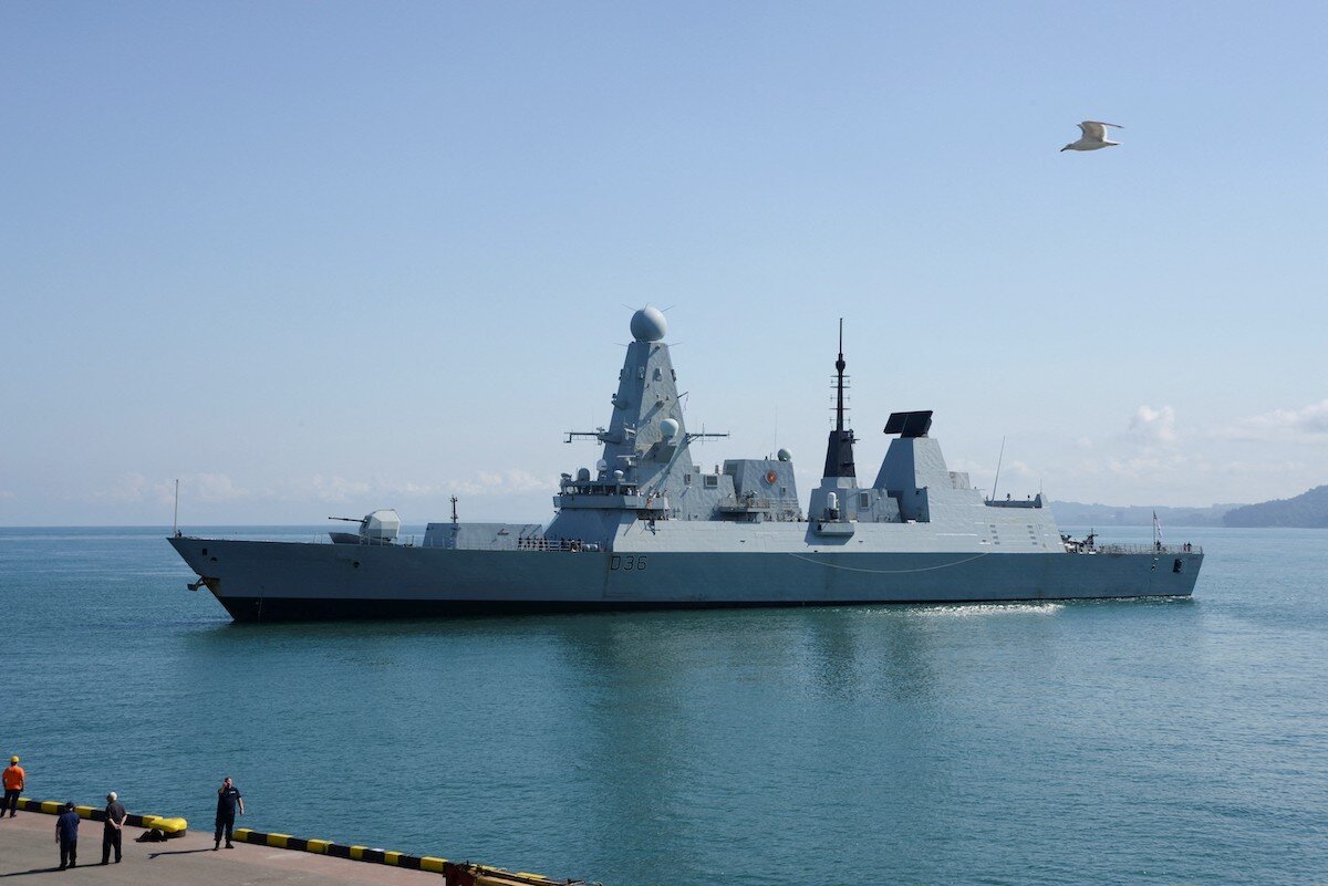 Эсминец британских ВМС HMS Defender прибыл в черноморский порт Грузии Батуми 26 июня для совместных учений с береговой охраной страны, претендующей на вступление в НАТО, через несколько дней после того, как Россия заявила, что произвела предупредительные выстрелы по военному кораблю в прибрежных водах Крыма. Фото: AFP / Сейран Баорян