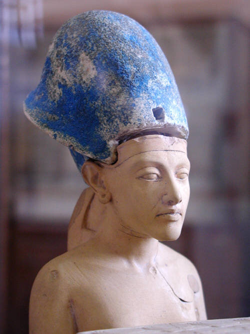 Эхнатон в голубой короне, Каирский музей (источник: https://ru.wikipedia.org/wiki/Эхнатон)