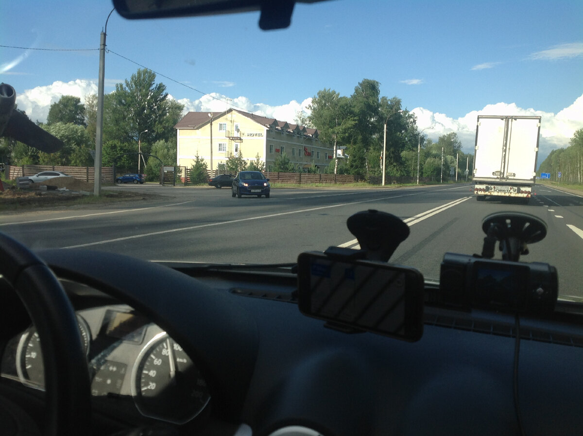 Пока еще Ярославль, не выехали из города.