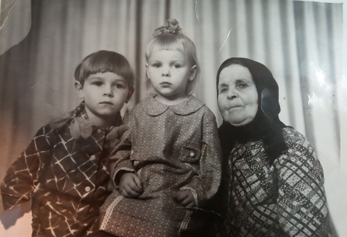 Я с сестрой и нашей бабушкой. Где-то примерно 1975 год. Из личного архива автора.