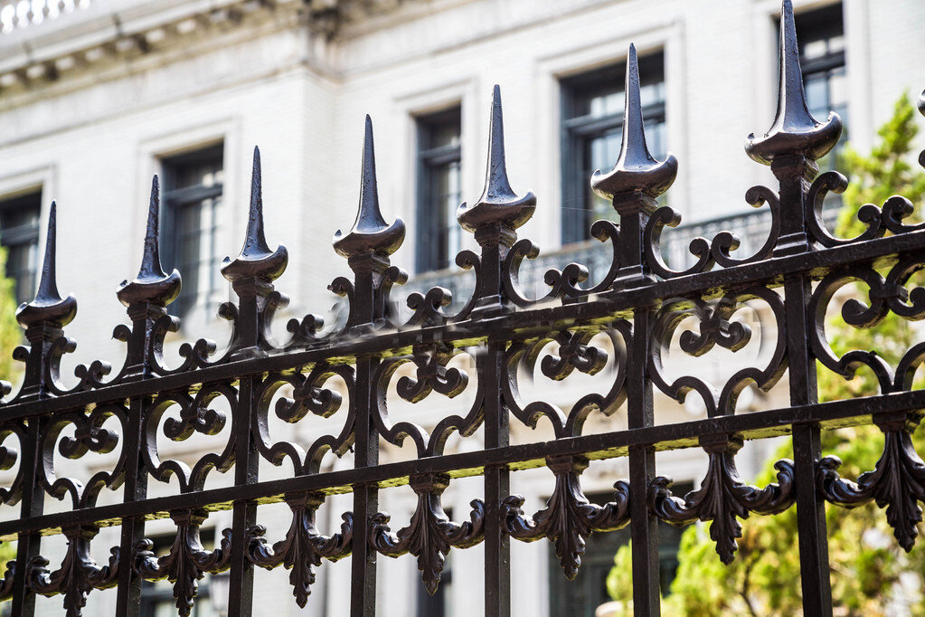 Пуховик зацепился за пику