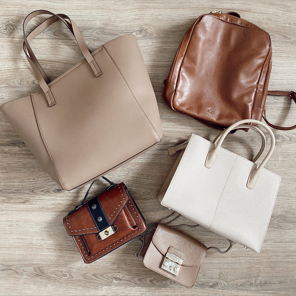 Некоторым сумкам из данной коллекции более 7 лет. Цветовая гамма - бежевый и коричневый, для меня эти цвета самые универсальные. 