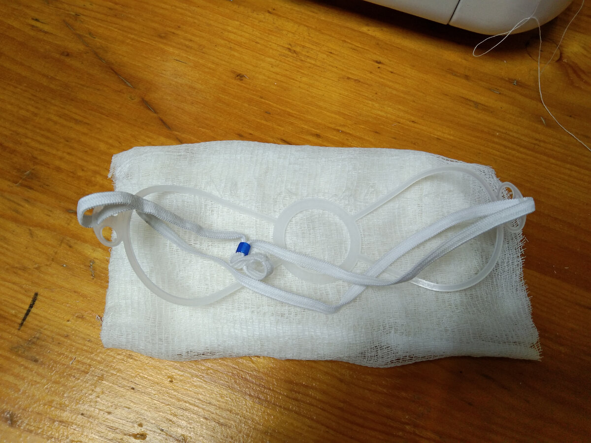 Разобрала одну из своих масок для ремонта, там внутри удобный каркас имеется, решила его тоже использовать.