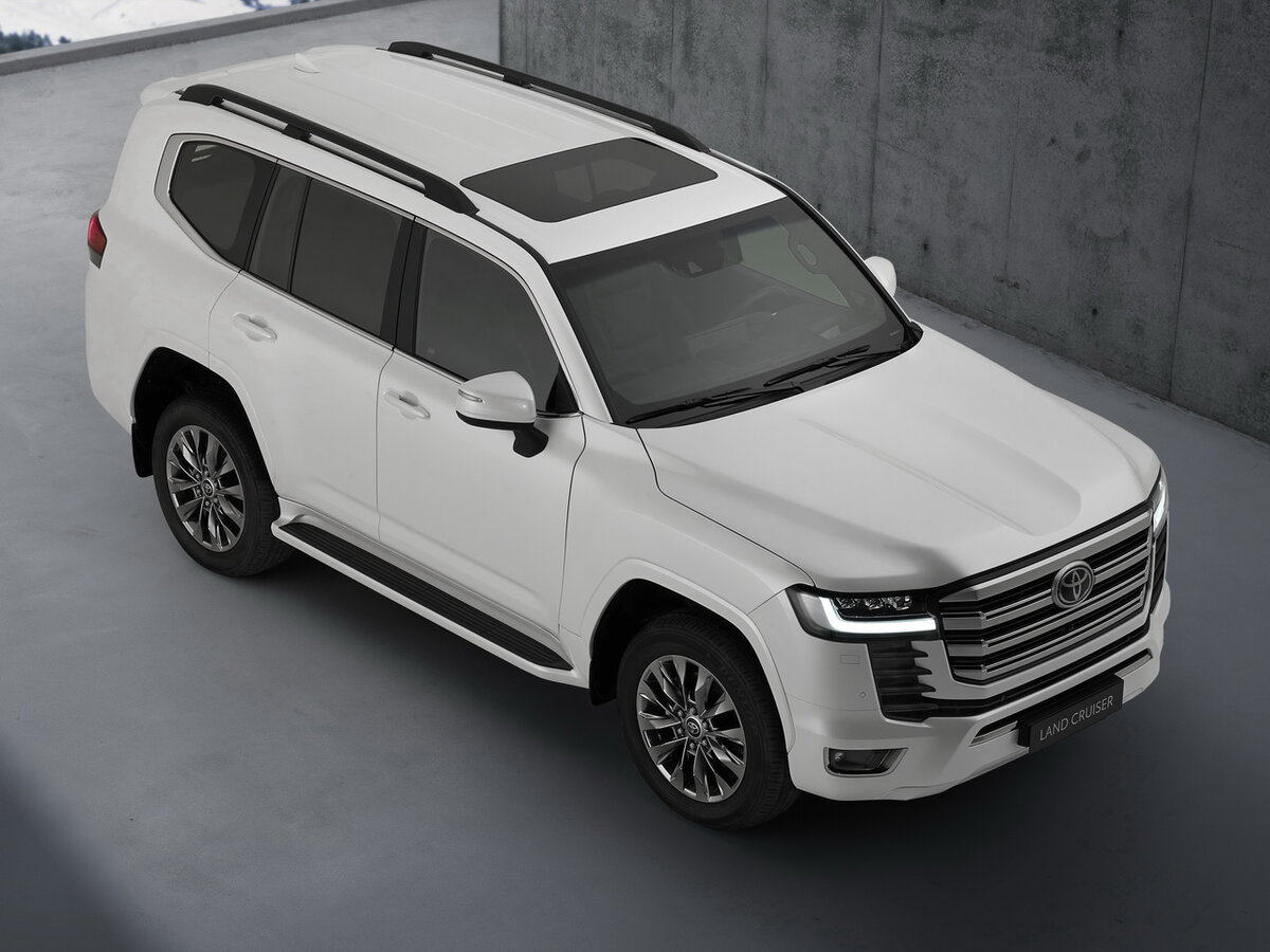 Общий дизайн и форм-фактор LC300 решил сохранить, соответственно хорошо напоминает 200-ый Крузак. Особенно хорошо это заметно спереди и сбоку, но есть и те доработки, на которых акцентировали больше внимания. Спереди новый Ленд Крузер 300 выглядит не менее грозно, нежели его предшественник. Хромированные детали попросту решили заменить на пластиковые, но при этом окрасив их в серебристый цвет. Все же будут и полностью черные элементы декора. Несмотря на узнаваемый вид, новый Land Cruiser 300 получил иную решетку радиатора и переднюю оптику.

