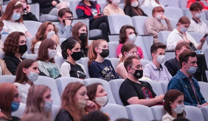 Абитуриенты смотрят в будущее. Каким оно будет? Фото со страницы группы РНИМУ им Пирогова ВКонтакте