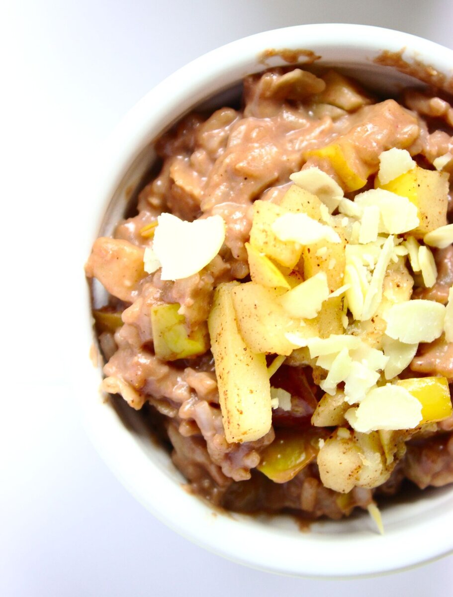  Количество порций: 4-5 
 Время приготовления: 15 минут 

Ингредиенты
1 1/2 стакана белого риса (на мой взгляд, лучше всего жасмин)
1/2 чайной ложки соли
2 стакана воды
2 1/2 стакана молока
1 чайная ложка сливочного масла
2 средних яблока
1 спелый банан
2 чайные ложки несладкого какао
200 г натурального йогурта (1 маленький)
2 столовые ложки питательного белка
1 чайная ложка корицы
горсть любых орехов, слегка нарезанных
           Инструкция.
Вскипятите воду, молоко и соль.
Рис выложить на сито и промыть, затем добавить в кипящее молоко с водой.
Готовьте рис около 20 минут (до готовности) на слабом огне под крышкой.
Через 20 минут выключите рис, добавьте какао и тщательно перемешайте. Оставьте накрытым и отдохните.
Теперь нарежьте яблоко небольшими кубиками. На сковороде растопить масло и добавить нарезанные яблоки. Жарить на среднем / слабом огне около 2 минут, посыпать корицей, перемешать и добавить нарезанный банан. Обжарить все, время от времени помешивая, пока яблоки не станут достаточно мягкими.
Добавьте протеиновую добавку к рису (если у вас ее нет, вы можете добавить немного меда, кленового сиропа или сахара и больше йогурта, так как кондиционер также является подсластителем всего блюда), йогурт и перемешайте. Добавьте орехи и жареные яблоки. Смешайте и готово.