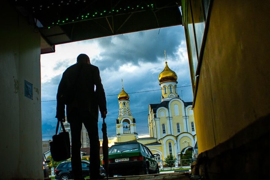 Дорога к храму в современной застройке