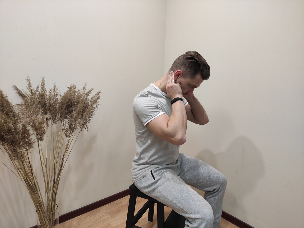 Новая гимнастика для шеи шишонина видео 2019. Доктор Шишонин упражнения от гайморита. Упражнение для шеи Шишонин руки на затылок. Гимнастика доктора Шишонина 2019 от шума в голове.