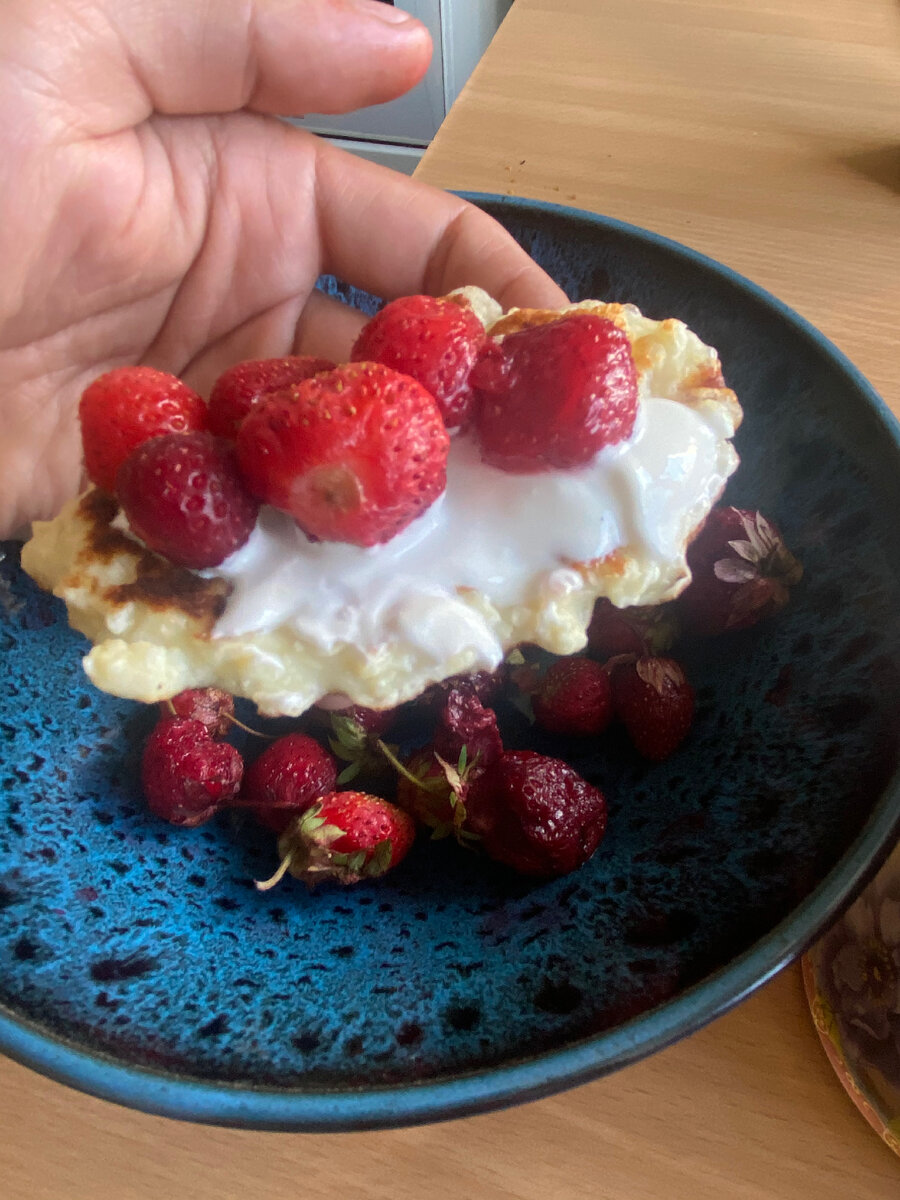 Оладьи со сметаной и клубникой