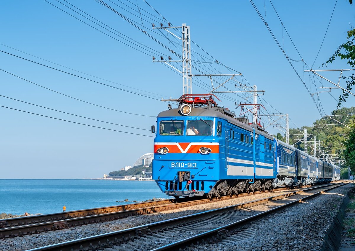 Сочи туапсе морем. Вл 10 913 Сочи. Электровоз вл10 Адлер. Вл 10 Туапсе Гагра. Вл10 913.