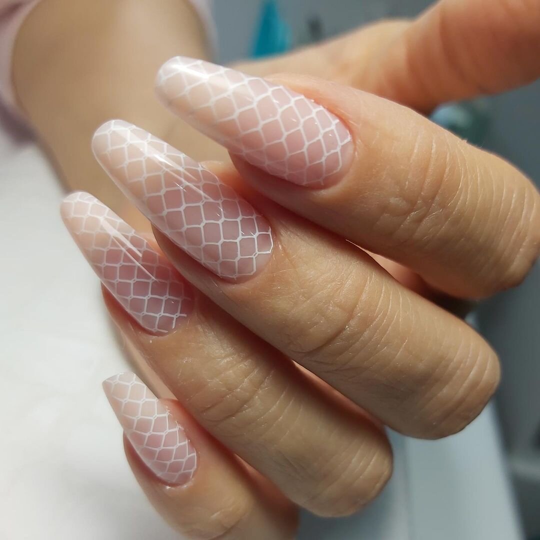 Кератиновое моделирование ногтей.